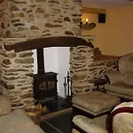 Guest house The Wayside And Whisky Barn