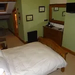 The Wayside And Whisky Barn 4*
