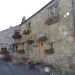 The Wayside And Whisky Barn Guest house