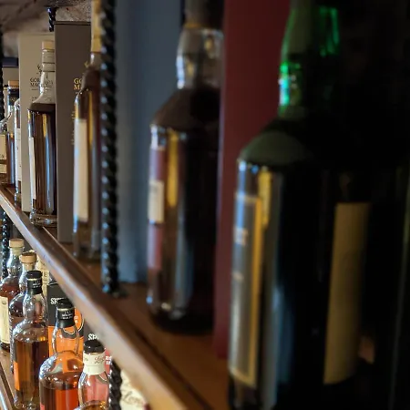 The Wayside And Whisky Barn 4*