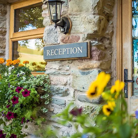 The Wayside And Whisky Barn 4*