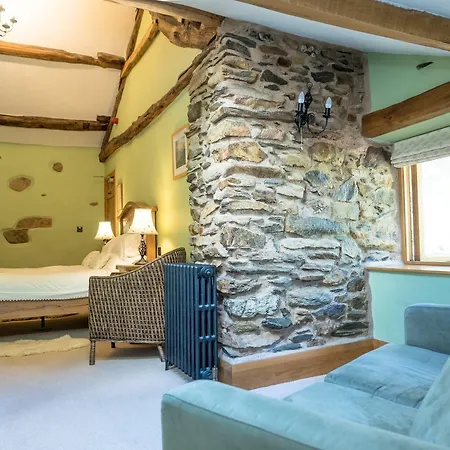 The Wayside And Whisky Barn 4*