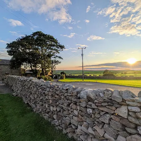 The Wayside And Whisky Barn Guest house