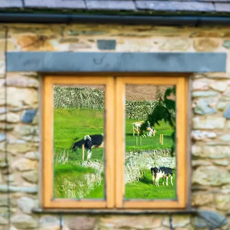 The Wayside And Whisky Barn Guest house 4*