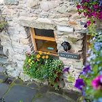 The Wayside And Whisky Barn Pensión 4*