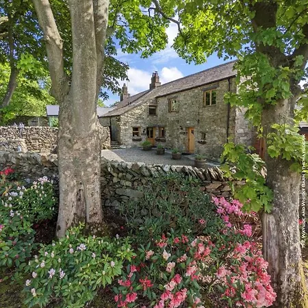 The Wayside And Whisky Barn Whitbeck