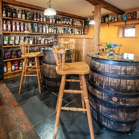 The Wayside And Whisky Barn Casa de hóspedes 4*