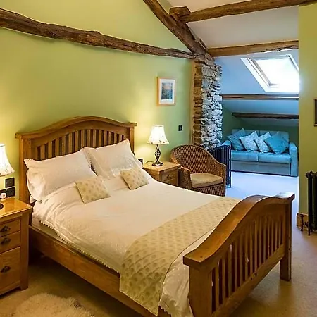 The Wayside And Whisky Barn 4*