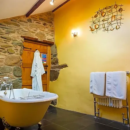 The Wayside And Whisky Barn 4* Whitbeck