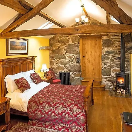 The Wayside And Whisky Barn Whitbeck