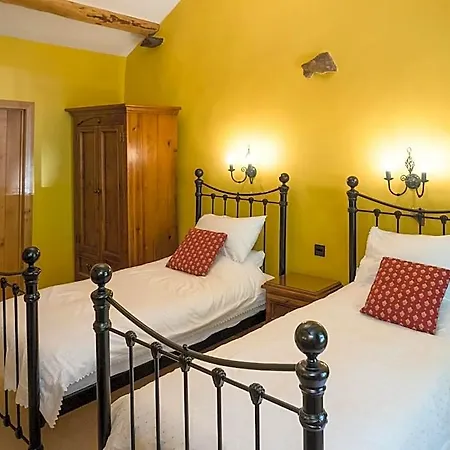 The Wayside And Whisky Barn 4*