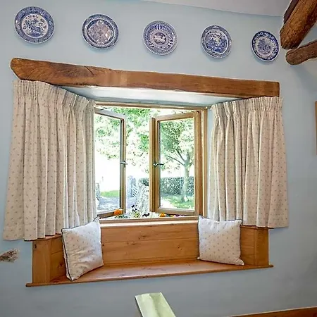 The Wayside And Whisky Barn 4*