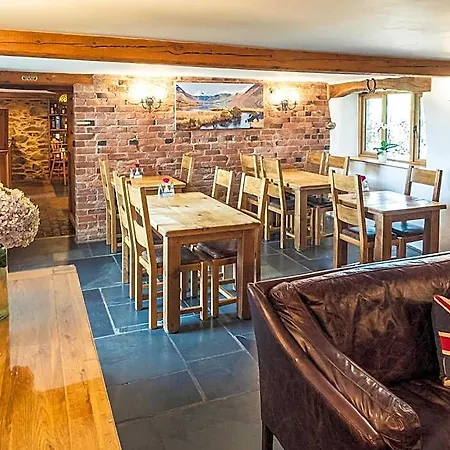 The Wayside And Whisky Barn 4*