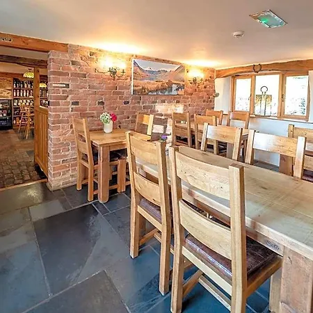 The Wayside And Whisky Barn 招待所 4*