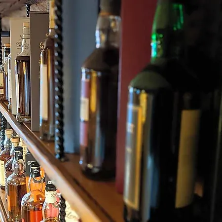 The Wayside And Whisky Barn 4*