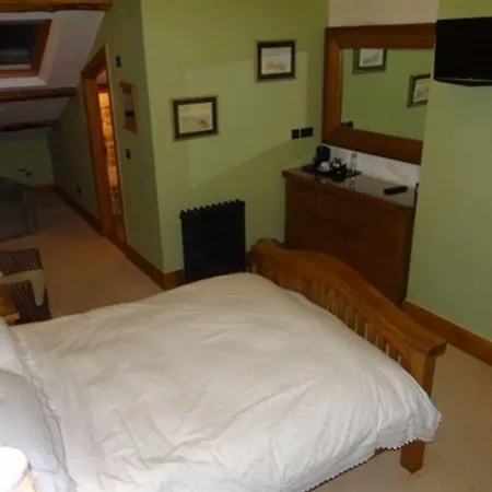 The Wayside And Whisky Barn 4*