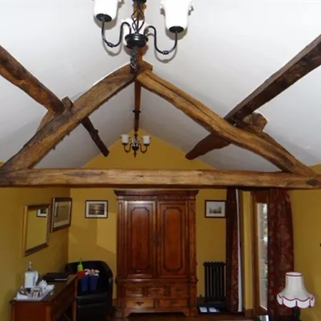 The Wayside And Whisky Barn 4*