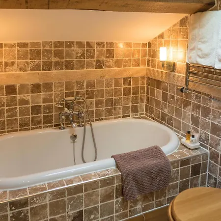 The Wayside And Whisky Barn Guest house 4*