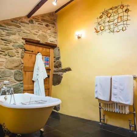The Wayside And Whisky Barn 4* Whitbeck