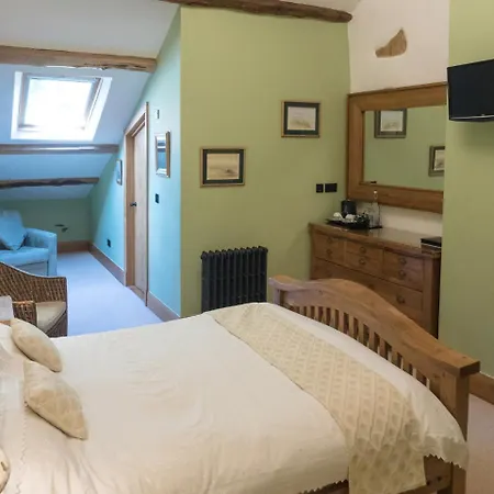 The Wayside And Whisky Barn 4*