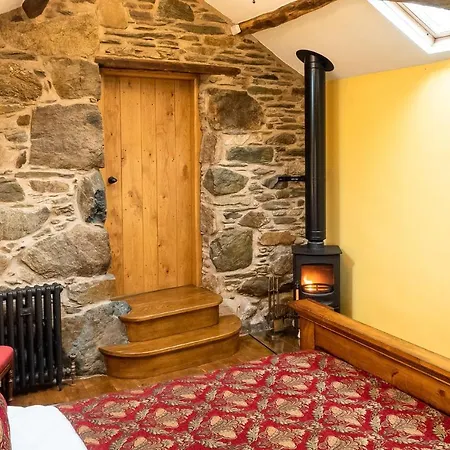 The Wayside And Whisky Barn Guest house 4*