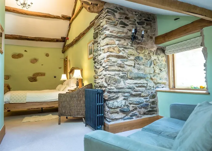 The Wayside And Whisky Barn 4*