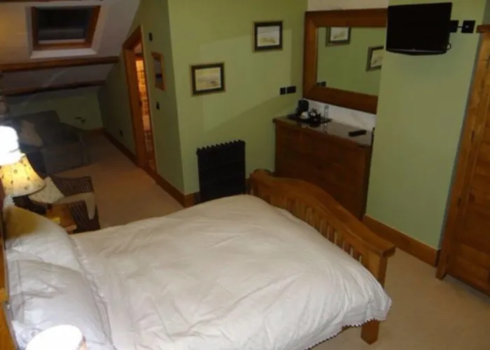 The Wayside And Whisky Barn 4*