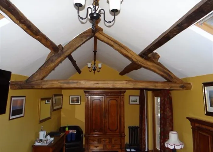 The Wayside And Whisky Barn 4*