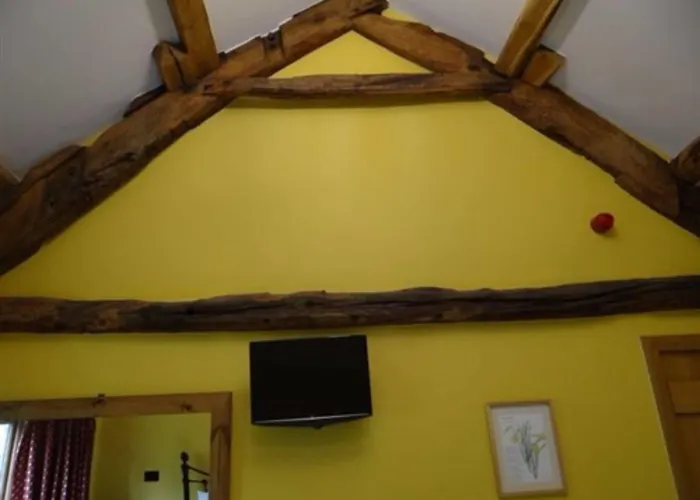 The Wayside And Whisky Barn 4* Whitbeck