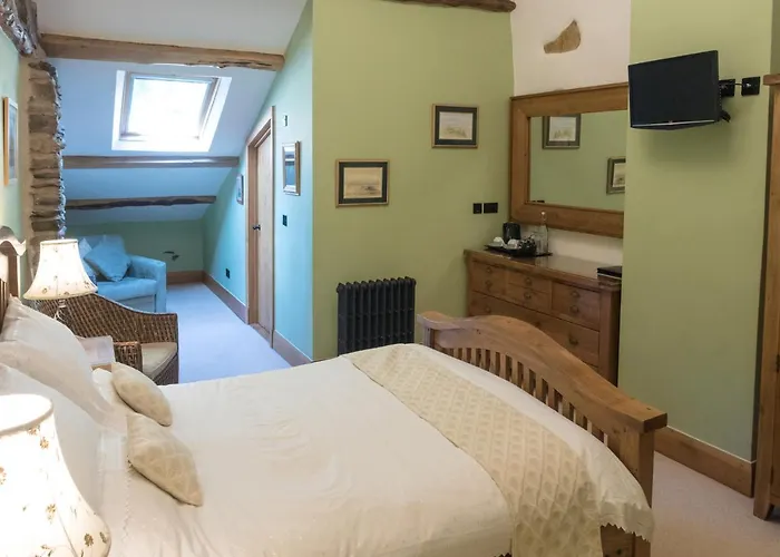 The Wayside And Whisky Barn 4*