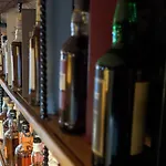 The Wayside And Whisky Barn 4*