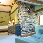 The Wayside And Whisky Barn 4*