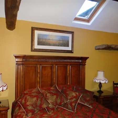 The Wayside And Whisky Barn 4*