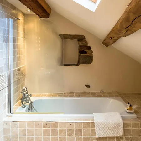 The Wayside And Whisky Barn 4*
